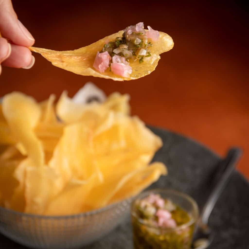 Chips de Aipim com Vinagrete de Jiló Foto Leonardo Freire