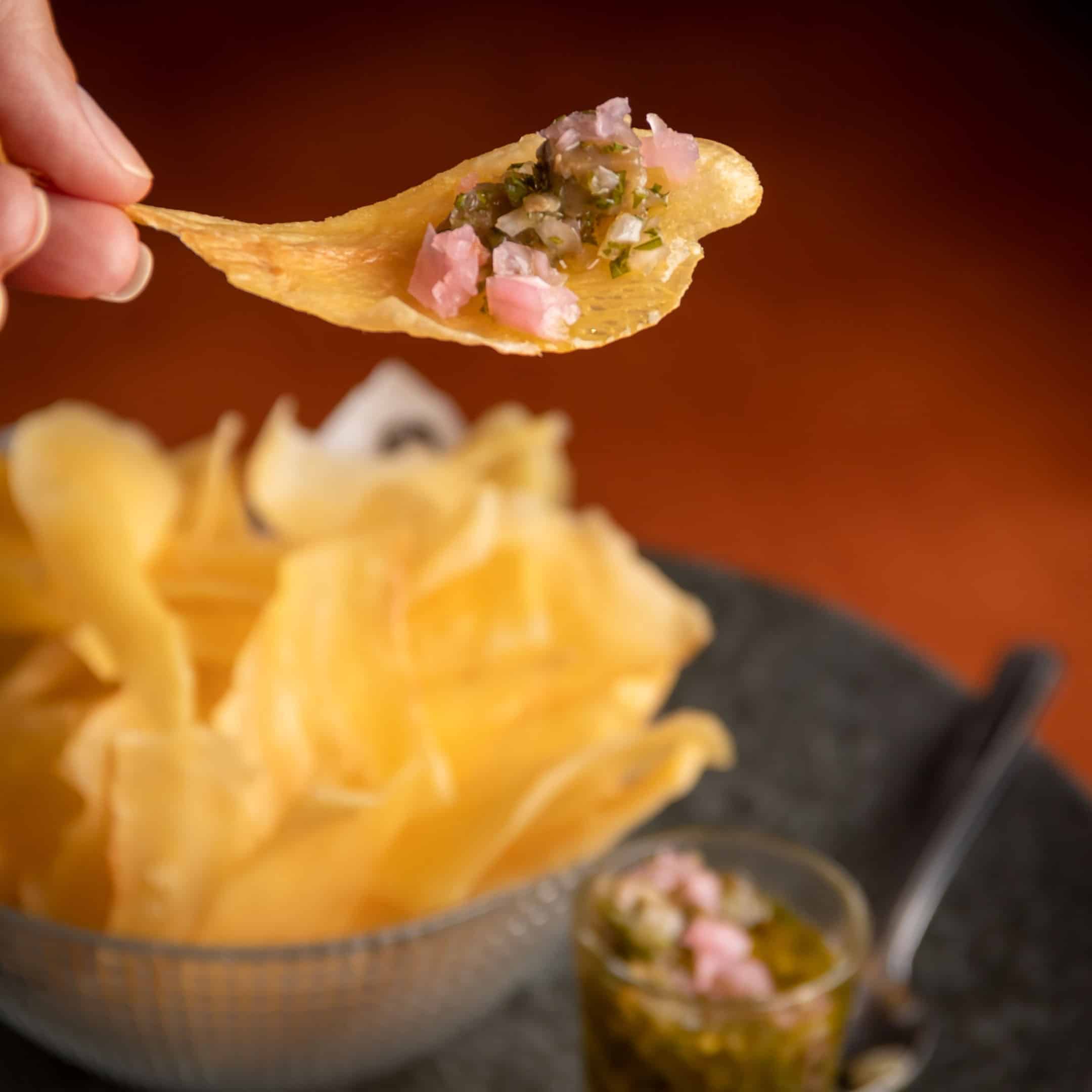 Chips de Aipim com Vinagrete de Jiló Foto Leonardo Freire