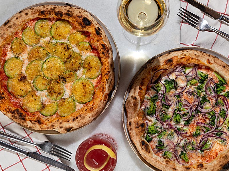 Pizzas Abobrinha bufala farofa de alho e cebola roxa com brocolis Foto Rodrigo Azevedo