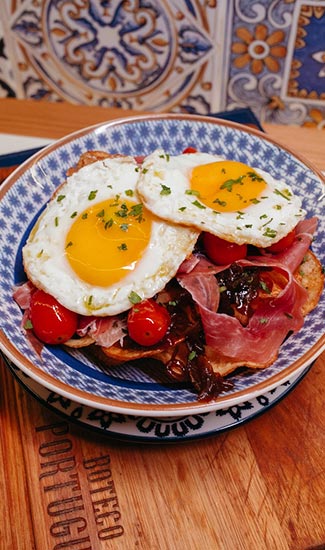 Café da manhã português em Salvador - Ovos Rotos da Taberna com Presunto Serrano e Tomate Confit - Foto Matheus Andrade