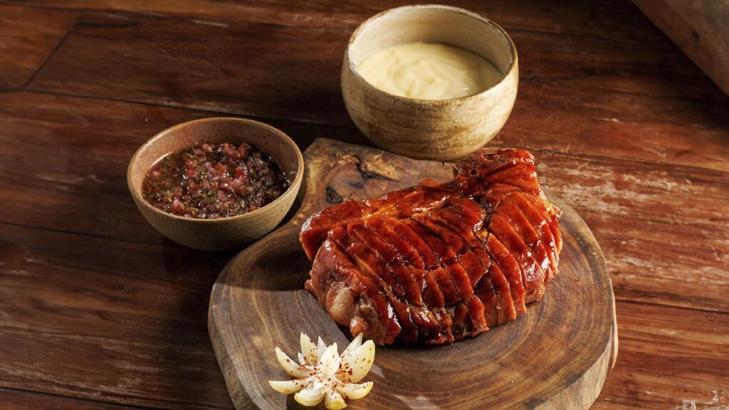 Fumeiro de porco "duroc" com purê de aipim e vinagrete de pimenta de cheiro  | Restaurante Manga | Chef Dante Bassi 
 Festival Tempero Bahia 2023