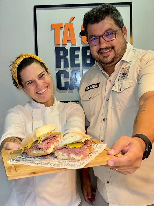 Thiago Mascarenhas, da Tá Rebocado!, e Carol Urbanetto 