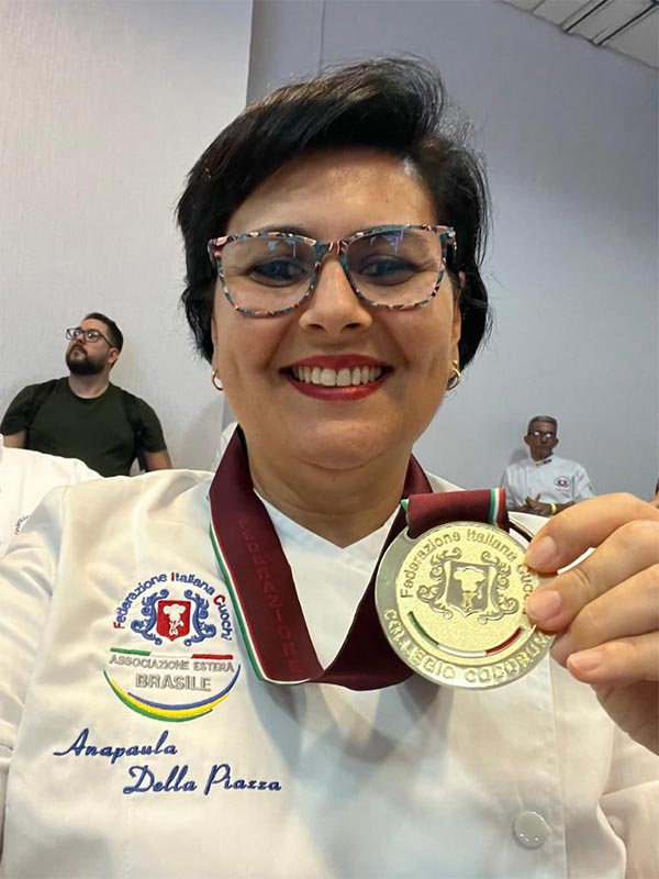Anapaula Della Piazza com medalha