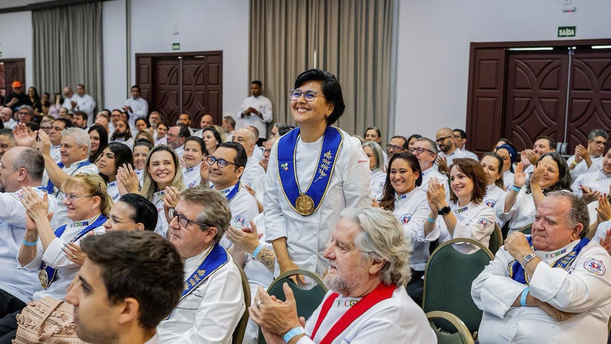 Anapaula della piazza recebendo honraria